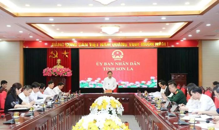 Ông Nguyễn Đình Việt, Chủ tịch UBND tỉnh Sơn La chủ trì hội nghị với các Sở, ngành về thu hút đầu tư phát triển kinh tế - xã hội bền vững trên địa bàn.