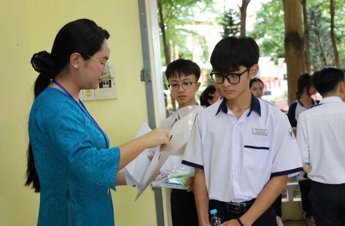Cán bộ kiểm tra số báo danh thí sinh.