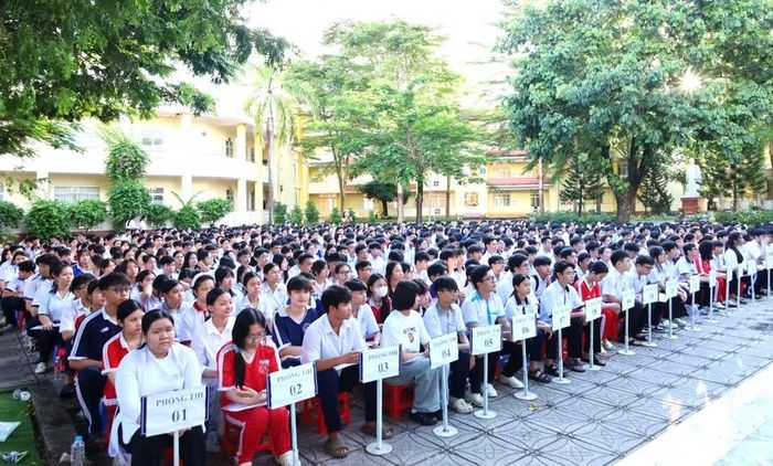 Học sinh tham gia kỳ thi tại Trường THPT chuyên Phan Ngọc Hiển.