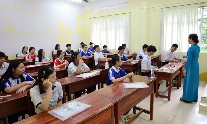 Thí sinh chờ phát đề thi.