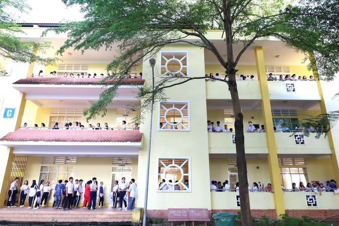 Thí sinh chuẩn bị bước vào phòng thi.