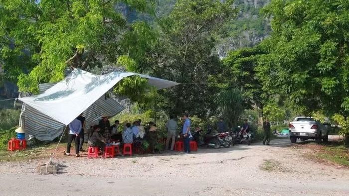 Người dân nhiều lần tập trung phản ứng trước mùi hôi thối từ bãi xử lý rác thải Đông Nam.
