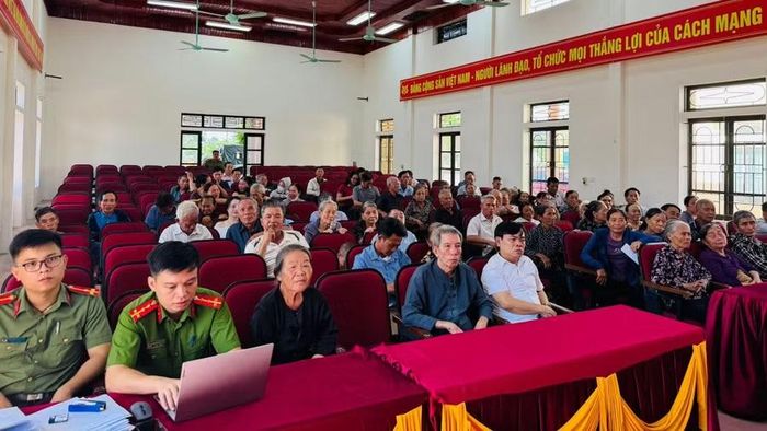Nhiều người dân đến làm thủ tục với mong muốn sớm đưa các liệt sĩ trở về.