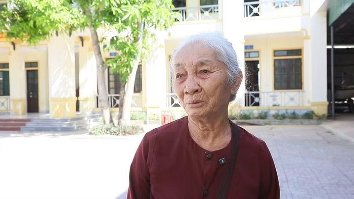 Bà Lan nghẹn ngào khi đến làm thủ tục thu nhận mẫu ADN.