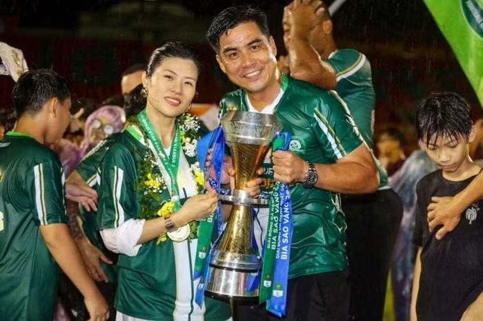 Ban lãnh đạo CLB Đồng Nai đánh giá cao vai trò của nhà cầm quân sinh năm 1981 trong việc xây dựng lối chơi ổn định, kỷ luật và giúp đội bóng duy trì phong độ xuyên suốt mùa giải.