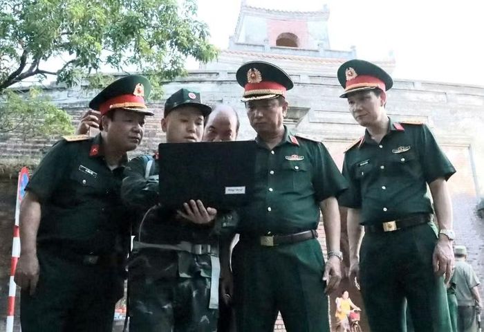 Trung tướng Hà Thọ Bình, Tư lệnh Quân khu 4 (thứ 2 từ phải qua) trực tiếp chỉ đạo tại hiện trường tìm kiếm.