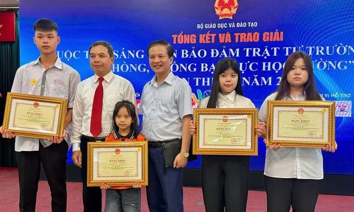 Tiến sĩ Hoàng Đức Minh (thứ hai từ trái sang) và ông Đinh Đức Thiện chụp ảnh cùng 4 học sinh Bắc Ninh đạt giải Nhất, Nhì cuộc thi.