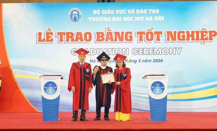 Triết lý đào tạo của Trường Đại học Mở Hà Nội gắn với 5 chữ Mở: Mở cơ hội – Mở trái tim – Mở trí tuệ – Mở tầm nhìn – Mở tương lai.