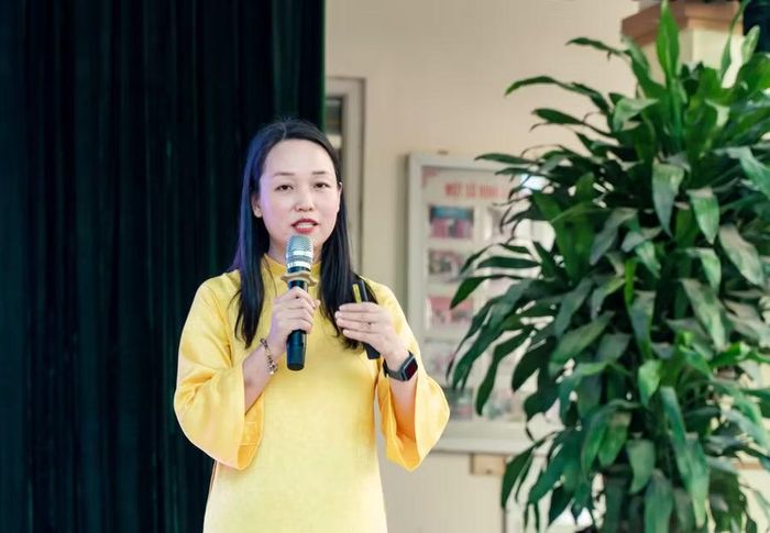 Cô Nguyễn Thị Thu Nga phân tích về đặc điểm của các tổ hợp môn tự chọn để học sinh lắng nghe.