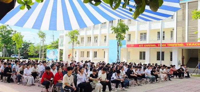 Các bậc phụ huynh lắng nghe chia sẻ từ đại diện nhà trường về các bước để làm thủ tục nhập học cũng như lựa chọn tổ hợp môn vào lớp 10.