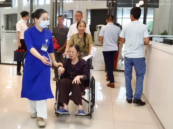 Nhân viên y tế hỗ trợ người dân đến khám, chữa bệnh tại Bệnh viện Bạch Mai cơ sở Ninh Bình trong ngày đầu bệnh viện đi vào hoạt động.
