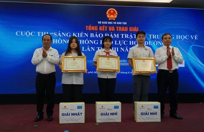 Lãnh đạo Vụ Học sinh, sinh viên và Tạp chí Giáo dục TPHCM trao giải cho học sinh đạt giải Nhất và giải Nhì.