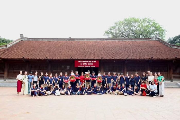 Cô trò cùng nhau tới dâng hương tại di tích Văn Miếu - Quốc Tử Giám, Hà Nội.