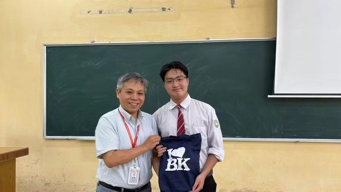 PGS.TS Lê Hiếu Học - Trưởng Khoa Khoa học và Công nghệ giáo dục - Đại học Bách khoa Hà Nội tham gia phỏng vấn thí sinh tài năng.