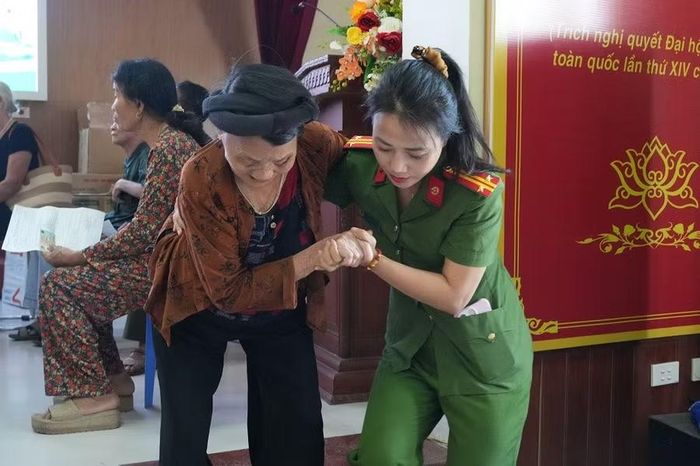 Cán bộ Công an hỗ trợ thân nhân liệt sĩ thu nhận mẫu ADN.