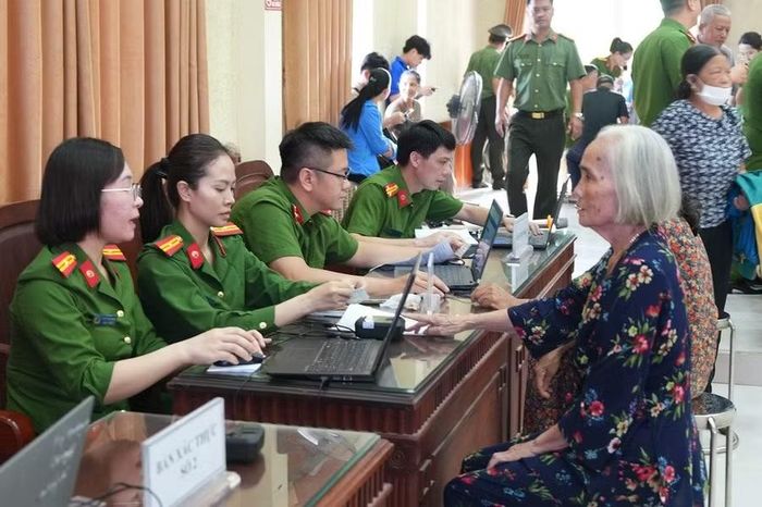 Tiếp nhận thông tin thân nhân liệt sĩ tại điểm lấy mẫu sinh phẩm ADN.