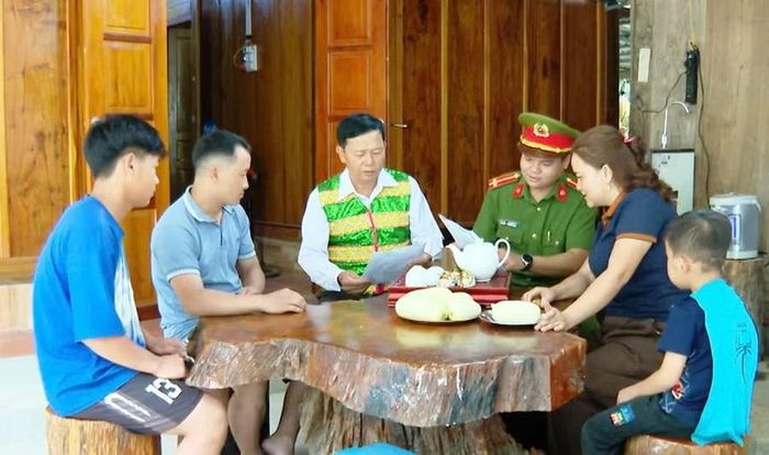 Lực lượng Công an Thanh Hóa phối hợp với già làng, trưởng bản để tuyên truyền phòng, chống ma túy trong cộng đồng dân cư. Ảnh: Đình Hợp