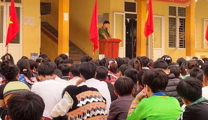 Công an xã Trung Lý tuyên truyền phòng, chống ma túy tại Trường PTDTBT-THCS Trung Lý. Ảnh: CACC