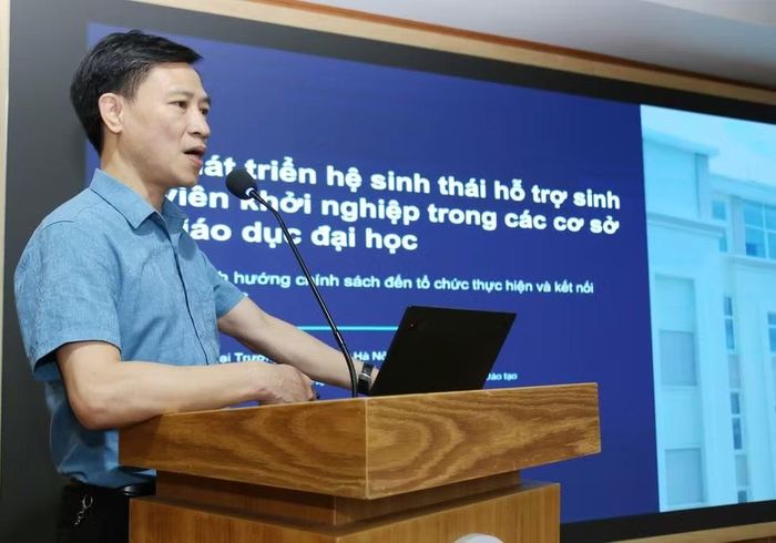 Ông Bùi Tiến Dũng - chuyên viên Cao cấp Vụ Công tác Sinh viên (Bộ GD&amp;ĐT) chia sẻ về phát triển hệ sinh thái hỗ trợ sinh viên khởi nghiệp trong các cơ sở giáo dục đại học: Vai trò của cơ chế, chính sách và kết nối nguồn lực.