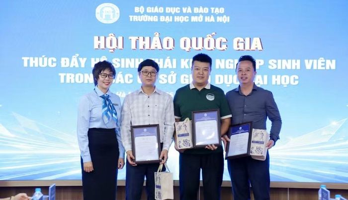 TS Nguyễn Minh Phương - Phó Hiệu trưởng Trường Đại học Mở Hà Nội trao thư cảm ơn cho các đơn vị đồng hành.