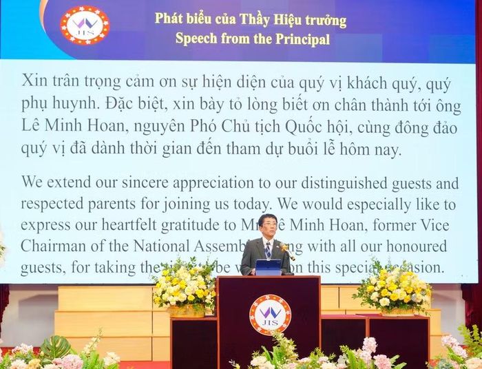 Thầy Hiệu trưởng phát biểu.