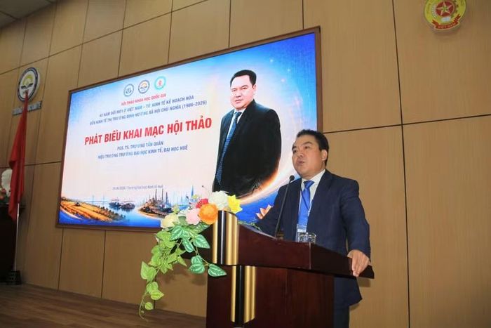 PGS.TS Trương Tấn Quân, Hiệu trưởng Trường Đại học Kinh tế, Đại học Huế phát biểu khai mạc Hội thảo.
