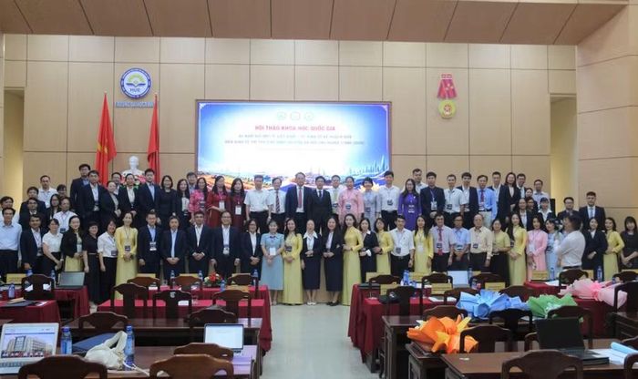 Các đại biểu chụp ảnh lưu niệm.