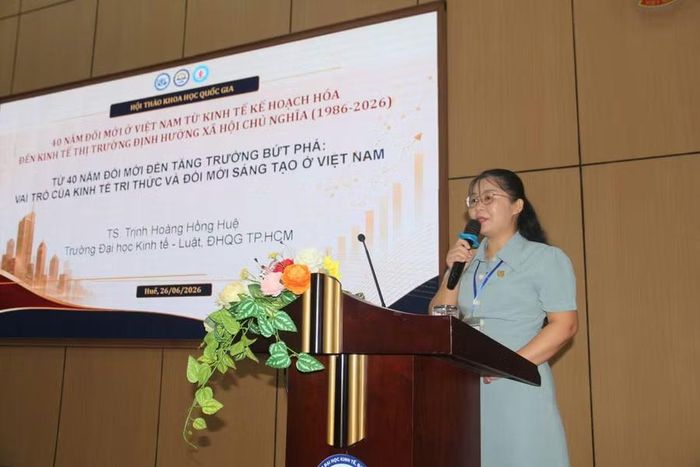 TS Trịnh Hoàng Hồng Huệ, Trường Đại học Kinh tế - Luật, Đại học Quốc gia TP.HCM với tham luận "Từ 40 năm đổi mới đến tăng trưởng bứt phá: Vai trò của kinh tế tri thức và đổi mới sáng tạo ở Việt Nam".