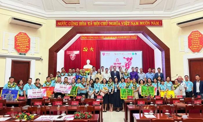 Các nhóm Dự án chụp ảnh lưu niệm cùng lãnh đạo Đại học Huế sau cuộc thi.