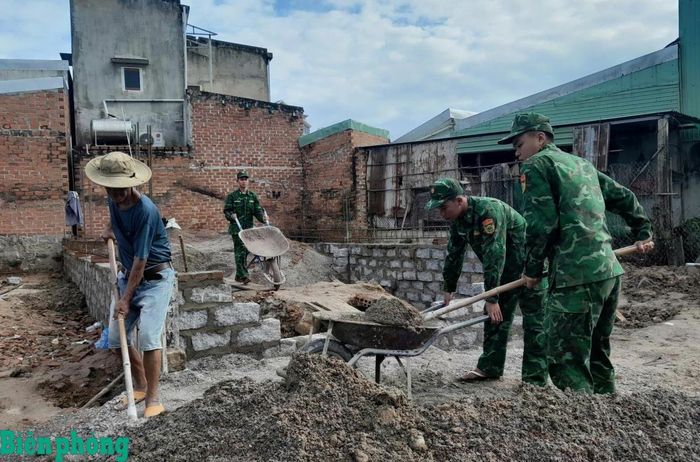 Cán bộ, chiến sĩ Bộ đội Biên phòng tỉnh Gia Lai giúp dân xóa nhà tạm, nhà dột nát. Ảnh: Thanh Bình