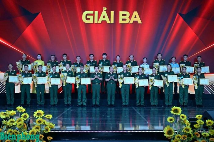 Ban tổ chức trao giải Nhì và giải Ba Hội thi Báo cáo viên toàn quân năm 2026. Ảnh: Cẩm Linh