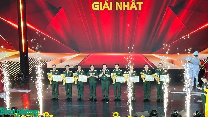 Đại tướng Nguyễn Trọng Nghĩa và Đại tướng Nguyễn Tân Cương trao giải Nhất Hội thi Báo cáo viên toàn quân năm 2026. Ảnh: Cẩm Linh
