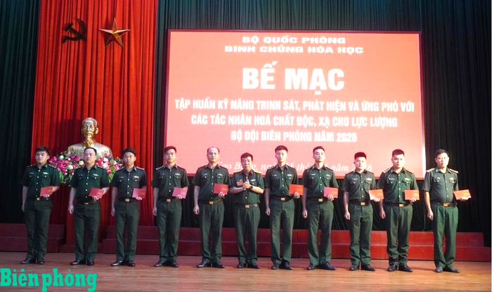 Ban tổ chức trao giấy chứng nhận hoàn thành chương trình tập huấn cho các học viên tham gia tập huấn. Ảnh: Đàm Quỳnh