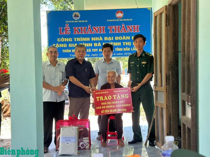 Ngày 23/6, Bộ đội Biên phòng tỉnh Đắk Lắk phối hợp với Ủy ban Mặt trận Tổ Quốc Việt Nam tỉnh Đắk Lắk, chính quyền xã Tuy An Đông tổ chức khánh thành và bàn giao "Nhà Đại đoàn kết" tặng gia đình bà Huỳnh Thị Chút, sinh năm 1950, trú tại thôn Hội Phú, xã Tuy An Đông, tỉnh Đắk Lắk. Đây là một trong bốn căn "Nhà Đại đoàn kết" được Ban Chỉ huy Bộ đội Biên phòng tỉnh Đắk Lắk phối hợp triển khai xây dựng trên địa bàn xã Tuy An Đông trong năm 2026. Ảnh: Ngọc Lân