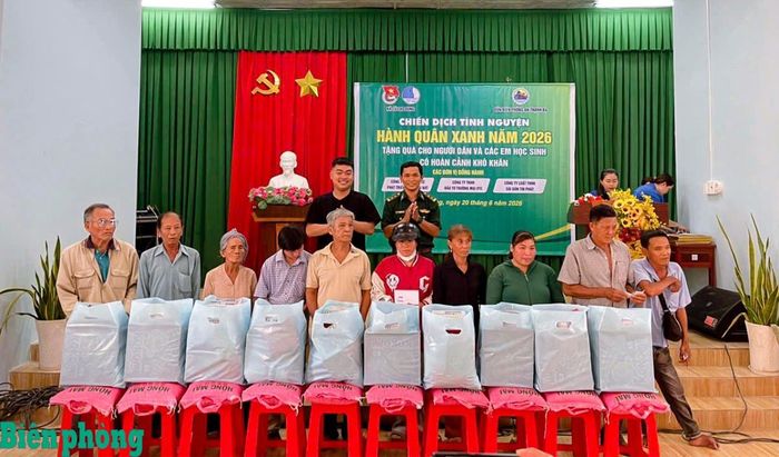 Ngày 21/6, các đơn vị thuộc Bộ đội Biên phòng thành phố Cần Thơ phối hợp với cấp ủy, chính quyền địa phương, các nhà hảo tâm và tổ chức đoàn thể triển khai nhiều hoạt động an sinh xã hội thiết thực, hướng về người nghèo, gia đình chính sách và học sinh có hoàn cảnh khó khăn trên địa bàn khu vực biên giới biển. Trong ảnh: Cán bộ Đồn Biên phòng An Thạnh Ba, Bộ đội Biên phòng thành phố Cần Thơ trao tặng quà cho người nghèo, người có hoàn cảnh khó khăn trên địa bàn. Ảnh: Văn Long