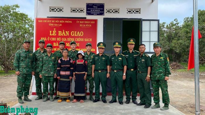 Ngày 18/6, Bộ đội Biên phòng tỉnh Gia Lai phối hợp với chính quyền xã Ia Púch, tỉnh Gia Lai tổ chức bàn giao nhà cho bà Rơ Mah Đi, bị câm điếc, không còn khả năng sinh hoạt, là con đẻ của người hoạt động kháng chiến bị nhiễm chất độc hóa học. Ảnh: Thanh Bình