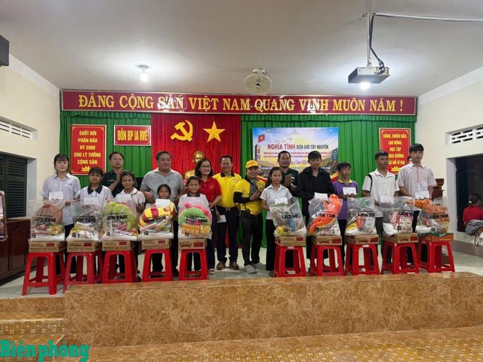 Từ ngày 20 đến 22/6, Đồn Biên phòng Ia Rvê, Bộ đội Biên phòng tỉnh Đắk Lắk phối hợp với Ủy ban Mặt trận Tổ quốc Việt Nam xã Ia Rvê (tỉnh Đắk Lắk), Ủy ban Mặt trận Tổ quốc Việt Nam phường Hạnh Thông (thành phố Hồ Chí Minh) và Nhóm thiện nguyện Liên Tâm tổ chức Hành trình “Nghĩa tình biên giới Tây Nguyên” năm 2026, với nhiều hoạt động an sinh xã hội thiết thực, hướng về đồng bào khu vực biên giới xã Ia Rvê, tỉnh Đắk Lắk. Ảnh: Ngọc Lân