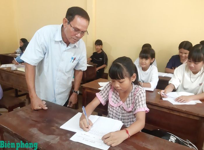 À char Lâm Bình Dương đứng lớp dạy chữ Khmer tại chùa Chrôi Tưm Chắs. Ảnh: Mỹ Xuyên