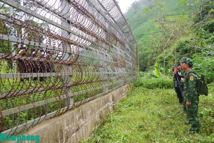 Hai bên chào nhau tại khu vực mốc 63. Ảnh: Văn Hợi