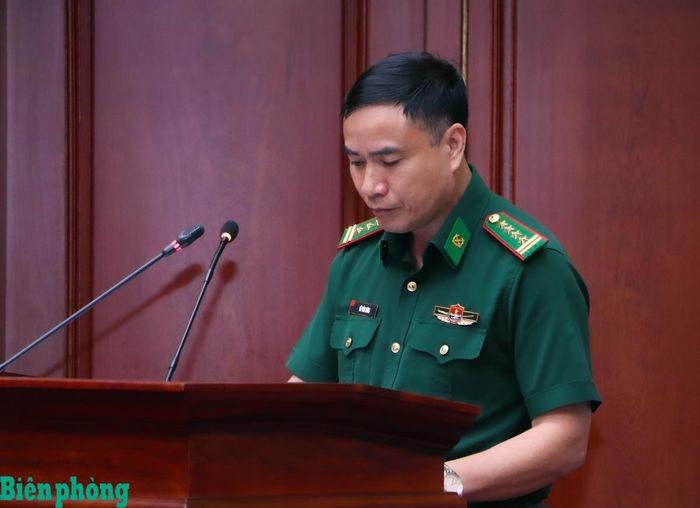 Đại tá Vũ Văn Hưng, Phó Tham mưu trưởng Bộ đội Biên phòng trình bày báo cáo kết quả kiểm tra toàn diện thực hiện nhiệm vụ công tác Biên phòng 6 tháng đầu năm 2026. Ảnh: Dân Chủ