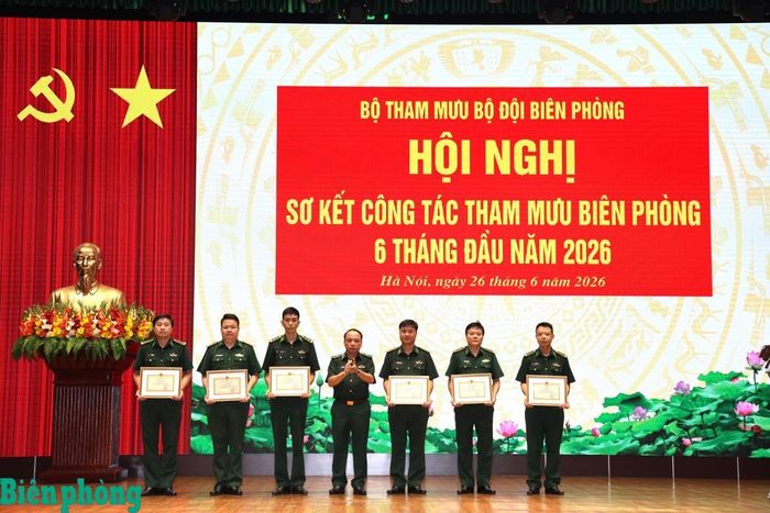 Thiếu tướng Trần Hải Bình trao tặng giấy khen của Bộ Tham mưu cho các đơn vị: Phòng Đối ngoại, Phòng Pháp chế, Văn phòng Bộ Tư lệnh, Phòng Quân lực, Phòng Cơ yếu và Đoàn Thể dục thể thao. Ảnh: Xuân Khoa
