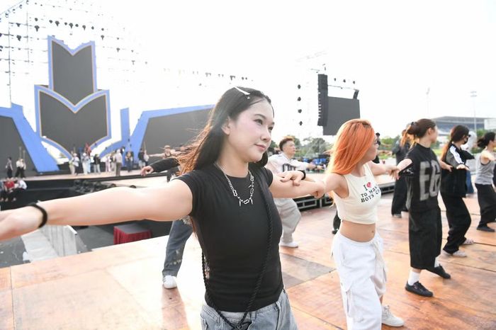 Phong cách thời trang nổi bật của dancer trong các buổi tập. Dancer di chuyển theo đội hình, nhảy đồng đều.