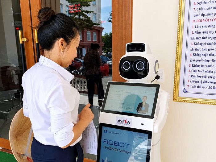 Nhiều người dân nhận xét, không ngờ robot trả lời rất nhanh, nói rõ ràng, lại còn hướng dẫn từng bước nên rất dễ hiểu.