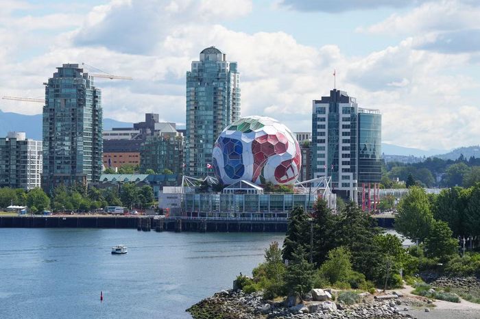  Trung tâm Khoa học Thế giới (Science World) ở Vancouver, Canada, được biến hóa thành trái bóng Trionda của World Cup 2026. 