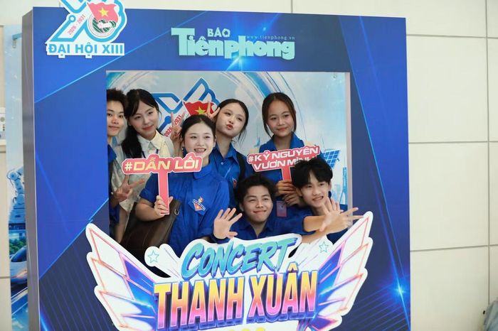 Các đại biểu, sinh viên mong chờ tới concert Thanh Xuân. Ảnh: HỒNG VĨNH
