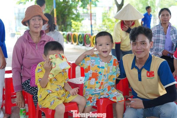  Qua đó, quán mì đã trở thành cầu nối yêu thương, lan tỏa các giá trị nhân văn và làm đẹp thêm hình ảnh người chiến sĩ mùa hè xanh trong lòng nhân dân. 