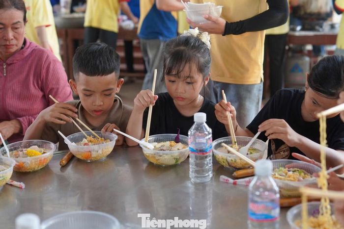 Những tô mì nóng hổi không chỉ giúp bà con có thêm một bữa ăn ngon, mà còn là sự sẻ chia, tình cảm chân thành của tuổi trẻ gửi đến vùng biên giới tỉnh Đắk Lắk.