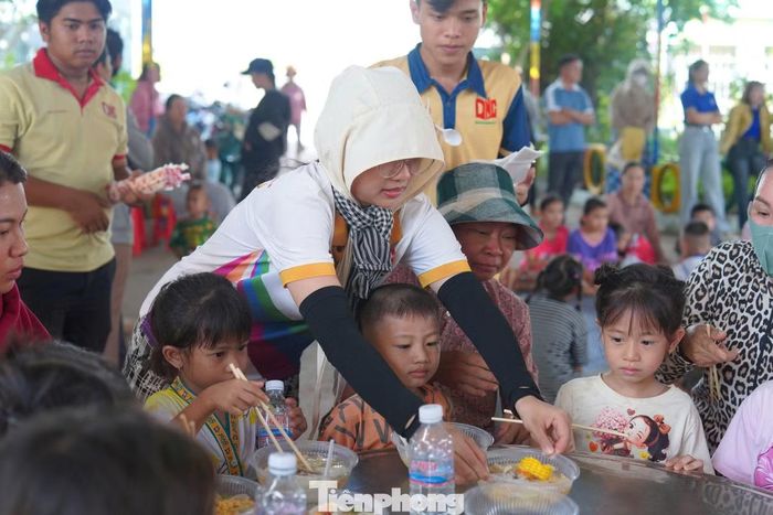 Các tình nguyện viên chia sẻ, mỗi tô mì được trao đi không đơn thuần là sự hỗ trợ về mặt dinh dưỡng, mà còn thể hiện sự trân trọng và đồng cảm sâu sắc của tuổi trẻ đối với những mảnh đời còn nhiều vất vả, giúp họ có thêm niềm tin vào những điều tốt đẹp trong cuộc sống.