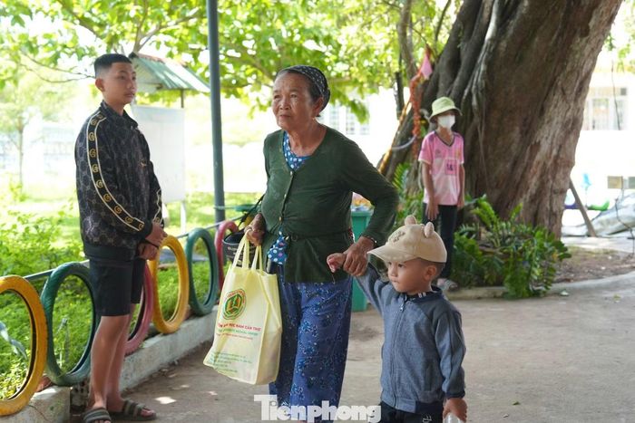 Bà Lương Thị Ninh (ở xã Ia Lốp) chia sẻ, những phần quà không chỉ mang giá trị vật chất mà còn có ý nghĩa động viên tinh thần to lớn, phần nào giúp các gia đình vơi bớt khó khăn trong cuộc sống.