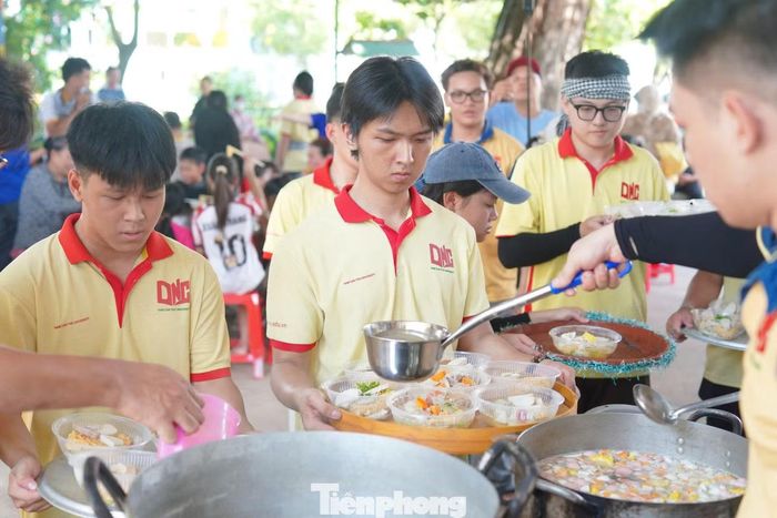 Đội hình đã tổ chức “Quán mì yêu thương” dành cho bà con và trẻ em nơi đây.